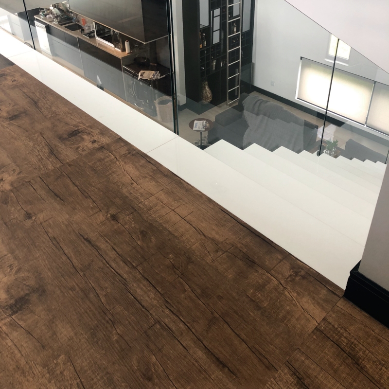Piso Vinílico Graddus SPC Click Madeira de Ipê 5mm x 22,86cm x 122,00cm